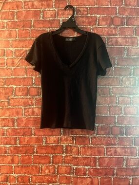 Liz & Sara Black Ribbed V-Neck Short Sleeve Top